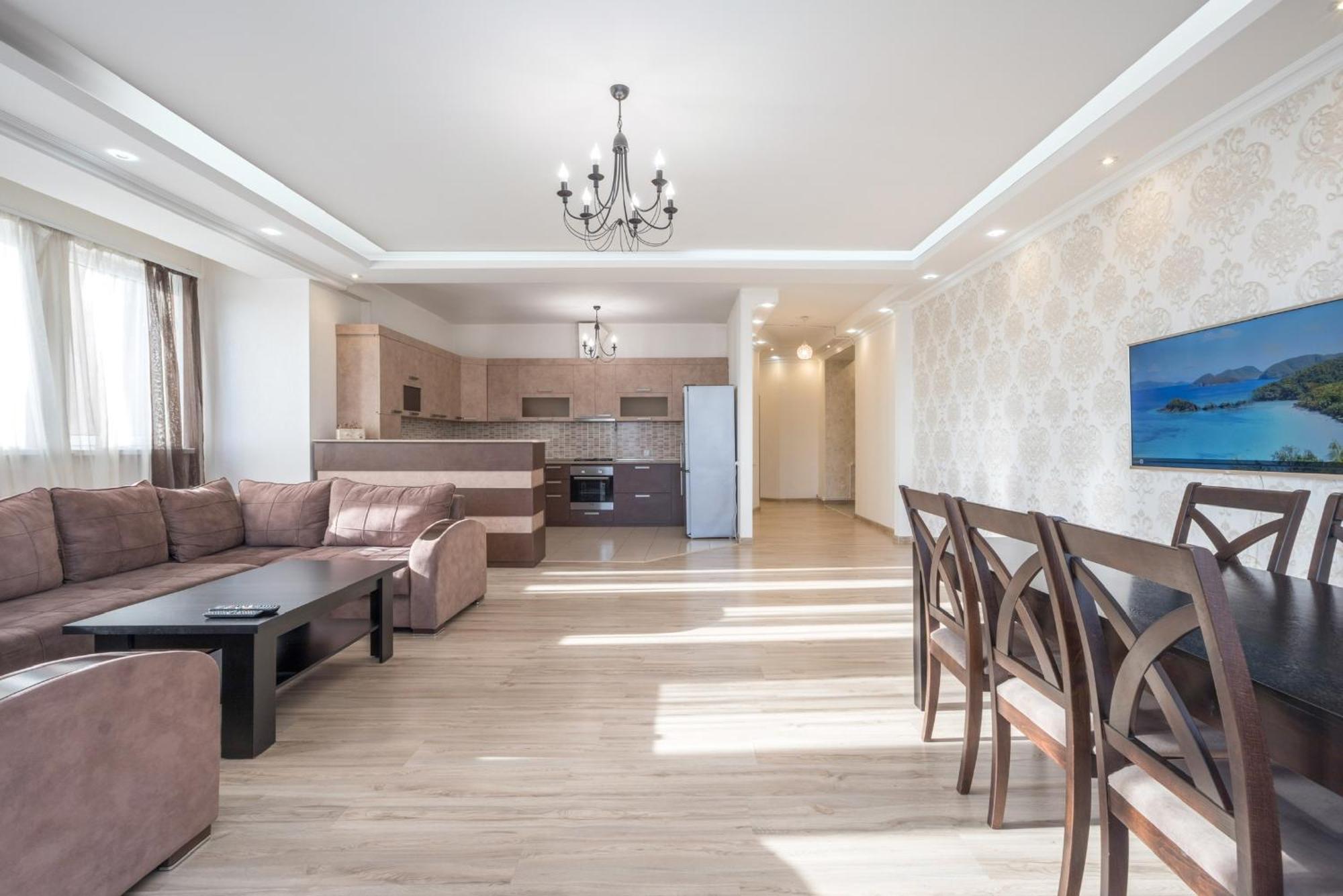 2 Bedrooms 2 Bathrooms Large And Lux Apartment Best Location Jereván Kültér fotó
