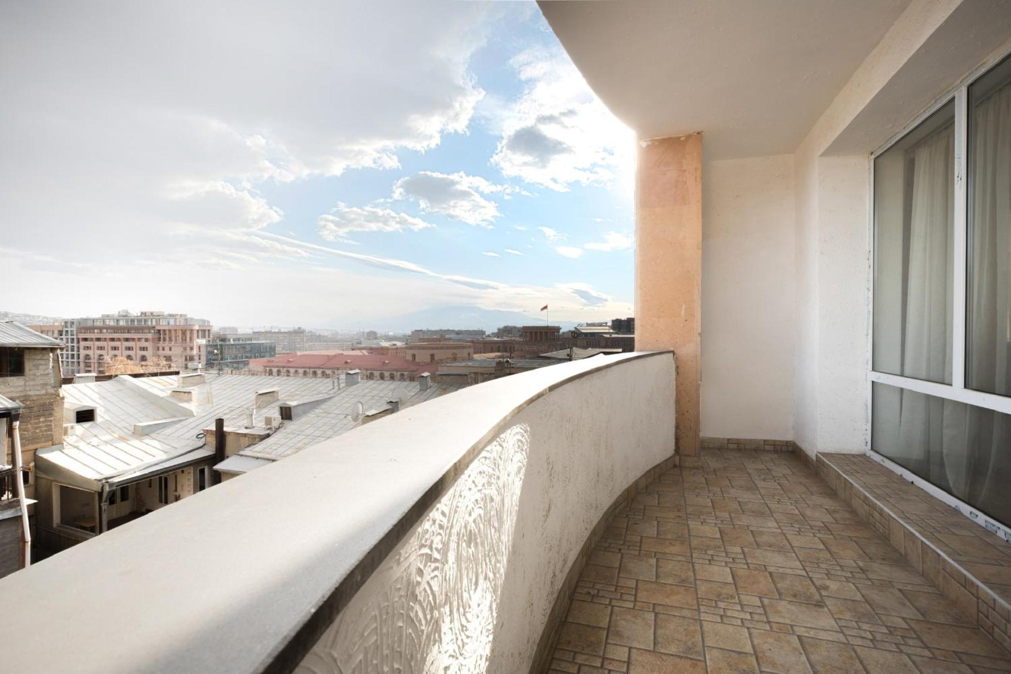 2 Bedrooms 2 Bathrooms Large And Lux Apartment Best Location Jereván Kültér fotó
